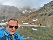 47 Selfie col Lago superiore e Valletto che tenta di scrollarsi di dosso le nuvole